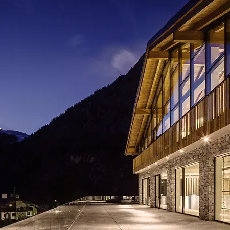 Grand Mont Blanc, By R Collection クールマイユール